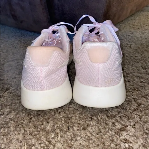 💕 Nike baby pink tennis shoes 💖