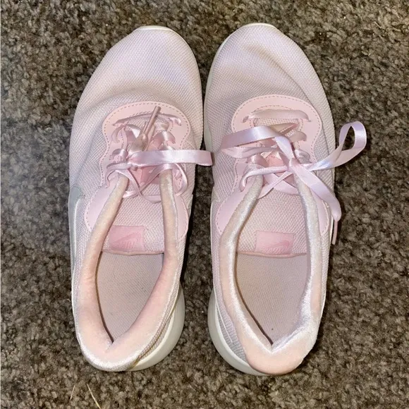 💕 Nike baby pink tennis shoes 💖