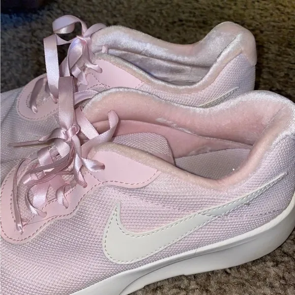 💕 Nike baby pink tennis shoes 💖