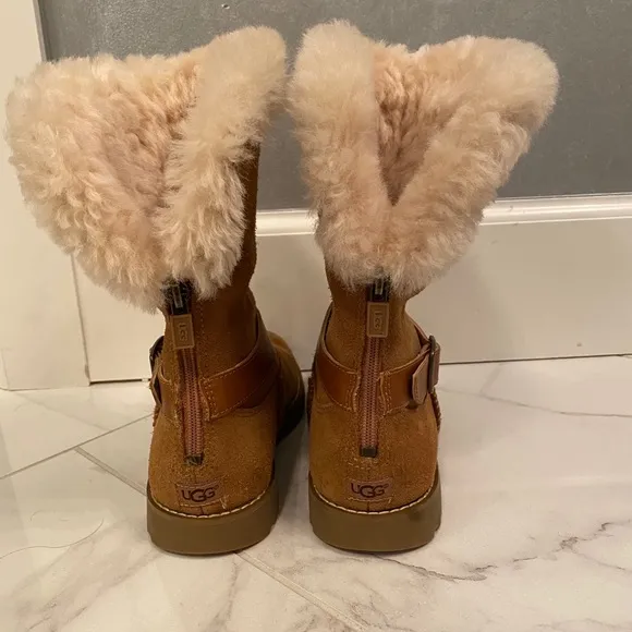 🩷 UGG Nessa Genuine Shearling Boot kids GIRLS 2 🎄