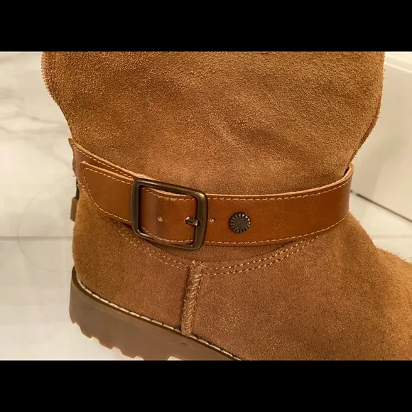 🩷 UGG Nessa Genuine Shearling Boot kids GIRLS 2 🎄