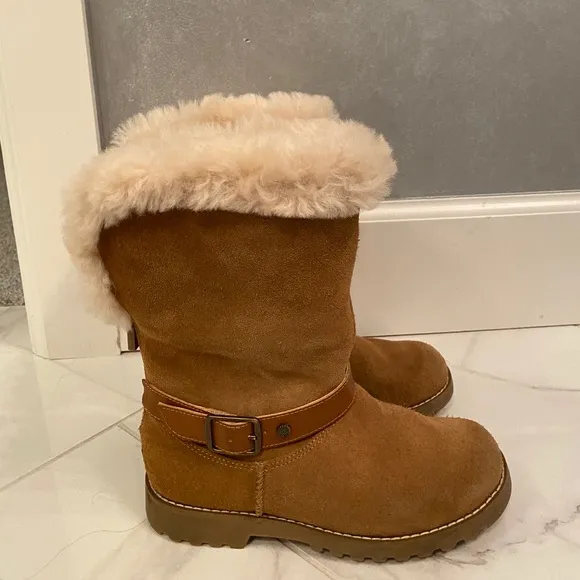 🩷 UGG Nessa Genuine Shearling Boot kids GIRLS 2 🎄