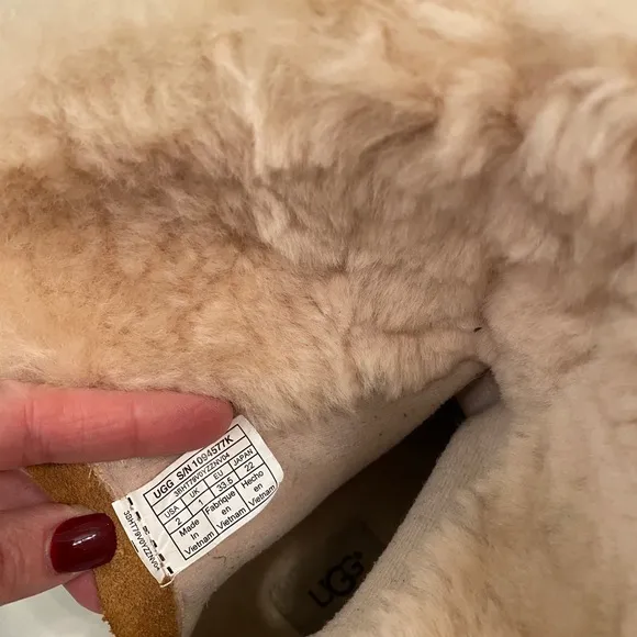 🩷 UGG Nessa Genuine Shearling Boot kids GIRLS 2 🎄