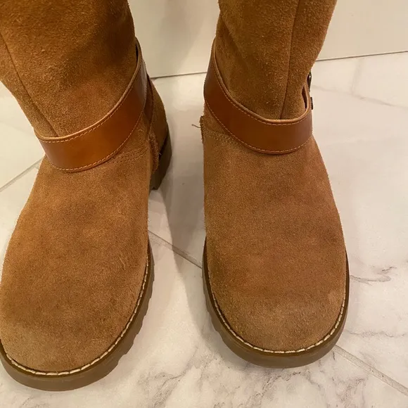 🩷 UGG Nessa Genuine Shearling Boot kids GIRLS 2 🎄