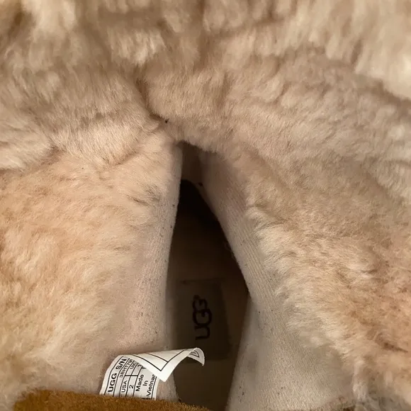 🩷 UGG Nessa Genuine Shearling Boot kids GIRLS 2 🎄