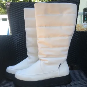 Adrienne Vittadini white piperpuff boots