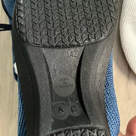 Arcopedico White and Blue Knit Shoes