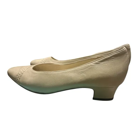 BALLY ladies beige shoes 8 1/2 M