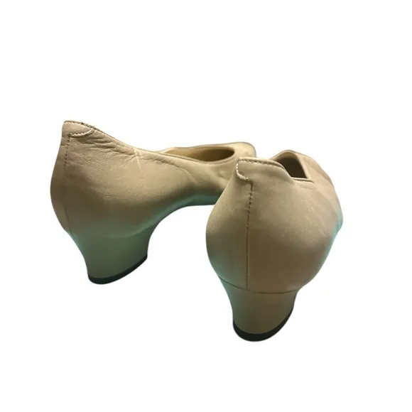 BALLY ladies beige shoes 8 1/2 M