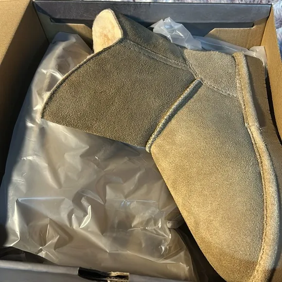 BearPaw Girls warm Boots size 4 youth