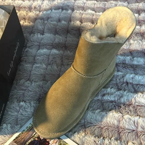 BearPaw Girls warm Boots size 4 youth