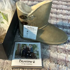 BearPaw Girls warm Boots size 4 youth