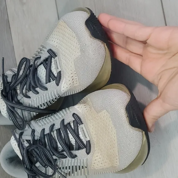 Brooks Womens Levitate Running Athletic Sneakers shoes sz 11 Medium B