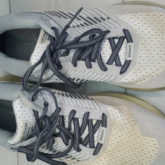 Brooks Womens Levitate Running Athletic Sneakers shoes sz 11 Medium B