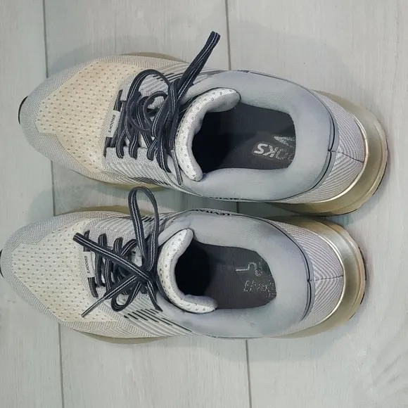Brooks Womens Levitate Running Athletic Sneakers shoes sz 11 Medium B