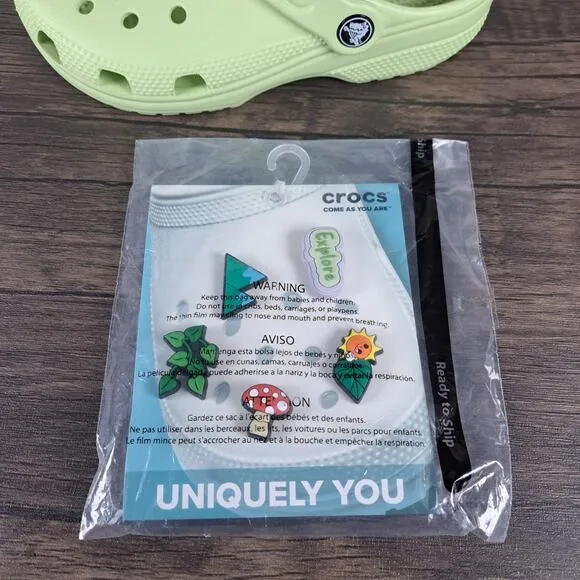 Crocs Clog Kids Clogs Light Green Junior Sz 2 w/ Jibbitz Explore Pack