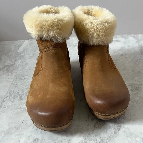 Dansko Bettie Clog Boots Tan Leather Shearling Lined Fur Cuff 39 Classic neutral