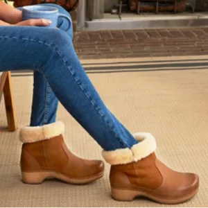 Dansko Bettie Clog Boots Tan Leather Shearling Lined Fur Cuff 39 Classic neutral