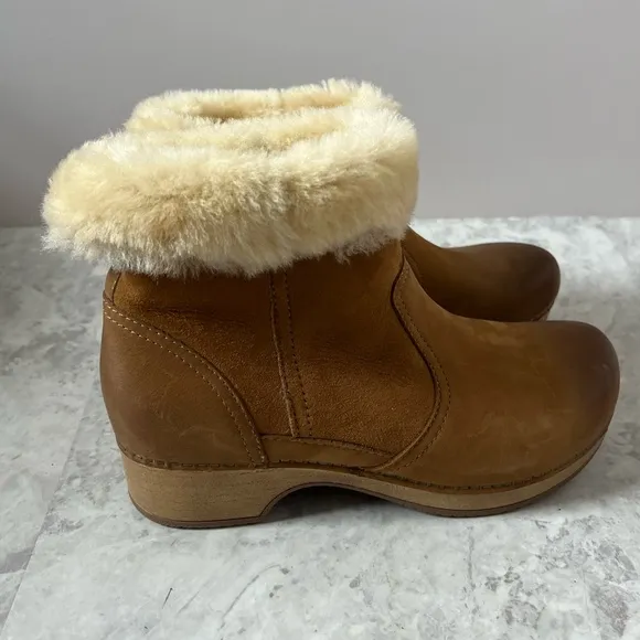 Dansko Bettie Clog Boots Tan Leather Shearling Lined Fur Cuff 39 Classic neutral