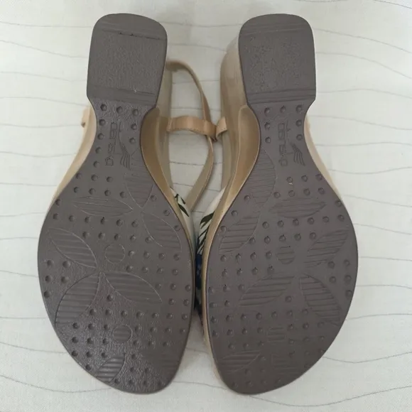 Dansko Womens Naomi Sandals Floral Wedge Heel Tan Shoes Size US 8.5-9/ EU 39