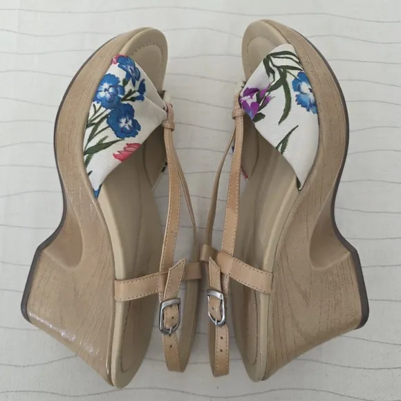Dansko Womens Naomi Sandals Floral Wedge Heel Tan Shoes Size US 8.5-9/ EU 39