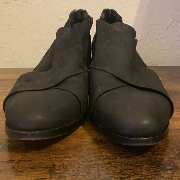 Eileen Fisher leather cruster crisscross black shoes Size 9