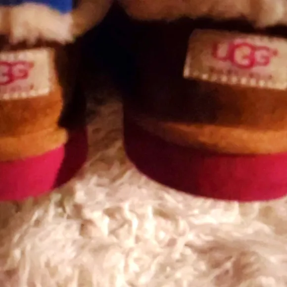 EUC: GIRLS LIKE NEW UGG BOW TIE BOOTS