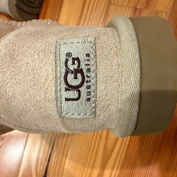 EXCELLENT Condition!! NEW!! UGG Australia, Classical Tall, beige. Original!