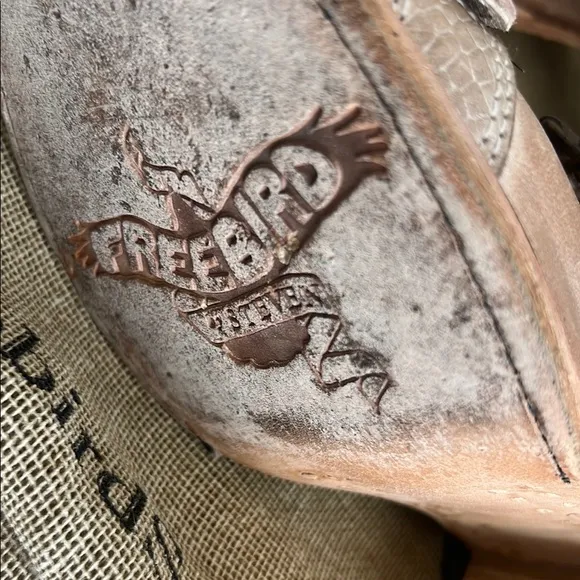 Freebird By Steven Women’s Quail Taupe Distressed Gladiator Sandal Size US 7