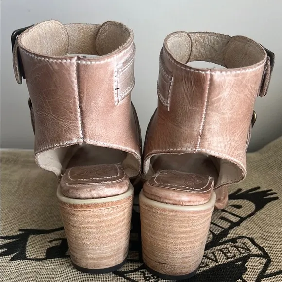 Freebird By Steven Women’s Quail Taupe Distressed Gladiator Sandal Size US 7