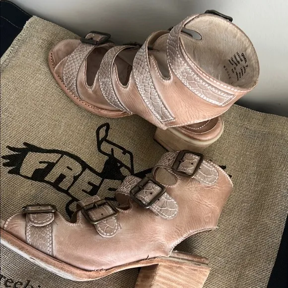 Freebird By Steven Women’s Quail Taupe Distressed Gladiator Sandal Size US 7