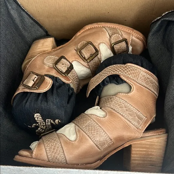 Freebird By Steven Women’s Quail Taupe Distressed Gladiator Sandal Size US 7