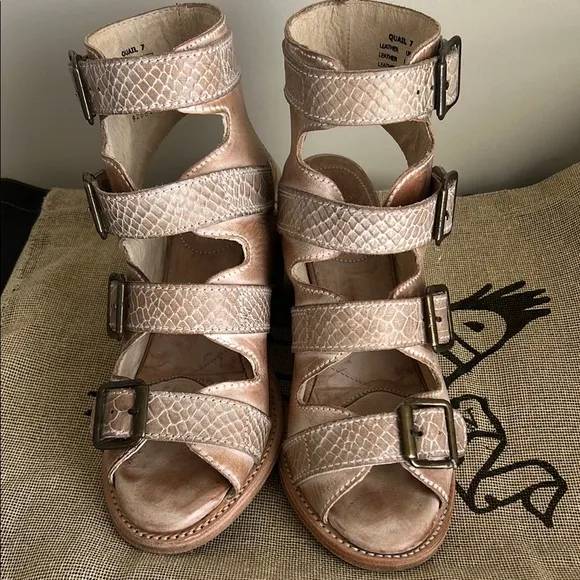 Freebird By Steven Women’s Quail Taupe Distressed Gladiator Sandal Size US 7