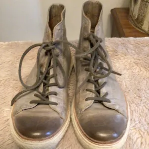 FRYE Distressed Chuka shoes. SZ  9.5