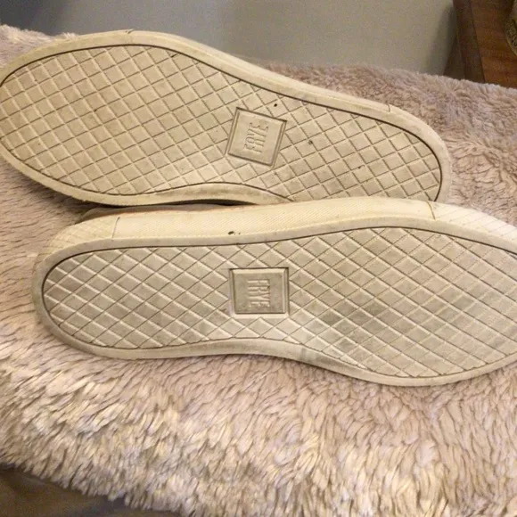 FRYE Distressed Chuka shoes. SZ  9.5