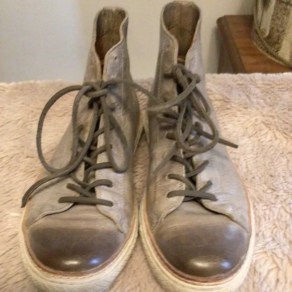 FRYE Distressed Chuka shoes. SZ  9.5