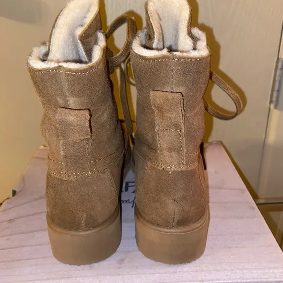 Girls Bearpaw Kirsta - size 2