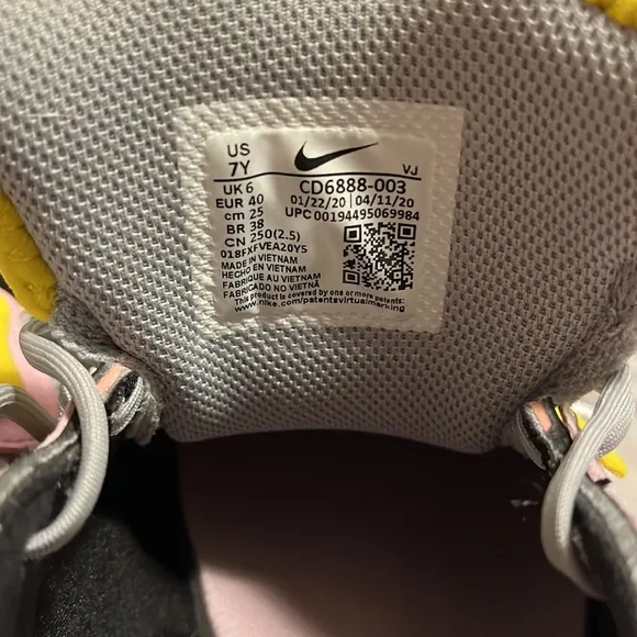 GIRLS Nike Vision React ‘LIGHT SMOKE’ (Size 7)