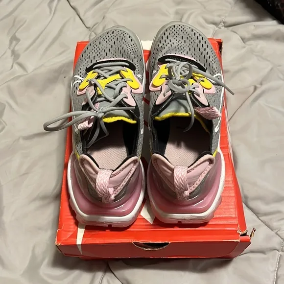 GIRLS Nike Vision React ‘LIGHT SMOKE’ (Size 7)