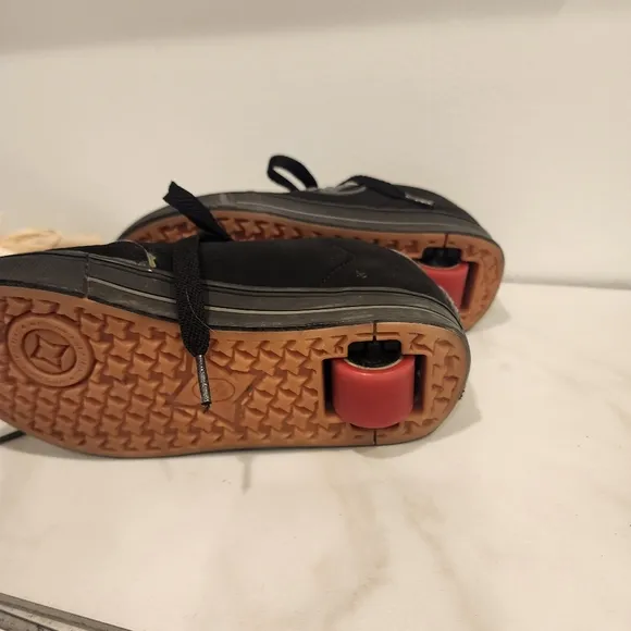 HEELYS BOYS, SIZE 3, nice- black with heely  logo red wheel.