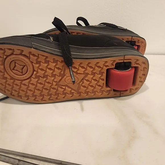 HEELYS BOYS, SIZE 3, nice- black with heely  logo red wheel.
