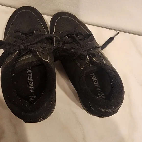 HEELYS BOYS, SIZE 3, nice- black with heely  logo red wheel.