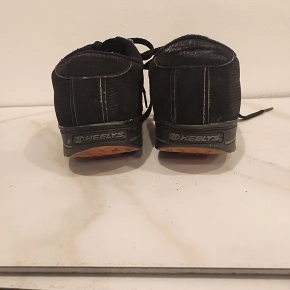 HEELYS BOYS, SIZE 3, nice- black with heely  logo red wheel.