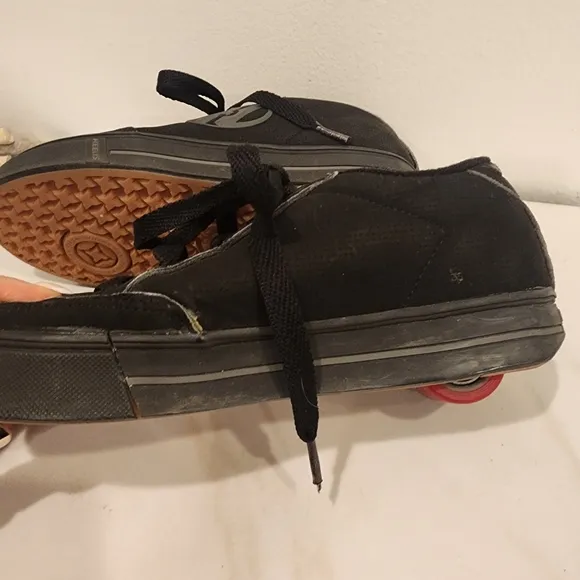 HEELYS BOYS, SIZE 3, nice- black with heely  logo red wheel.