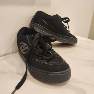 HEELYS BOYS, SIZE 3, nice- black with heely  logo red wheel.