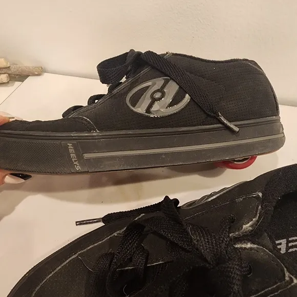 HEELYS BOYS, SIZE 3, nice- black with heely  logo red wheel.