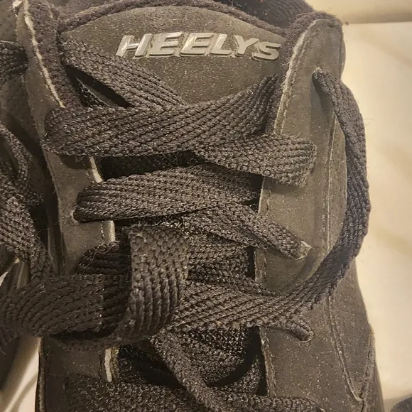 HEELYS BOYS, SIZE 3, nice- black with heely  logo red wheel.