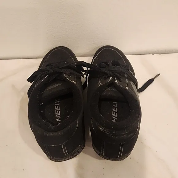 HEELYS BOYS, SIZE 3, nice- black with heely  logo red wheel.
