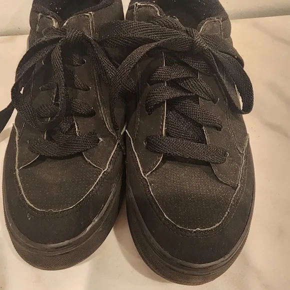 HEELYS BOYS, SIZE 3, nice- black with heely  logo red wheel.