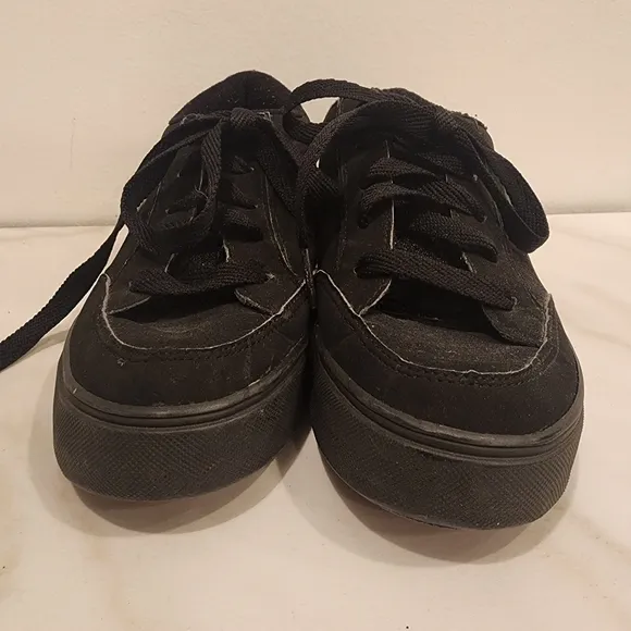 HEELYS BOYS, SIZE 3, nice- black with heely  logo red wheel.